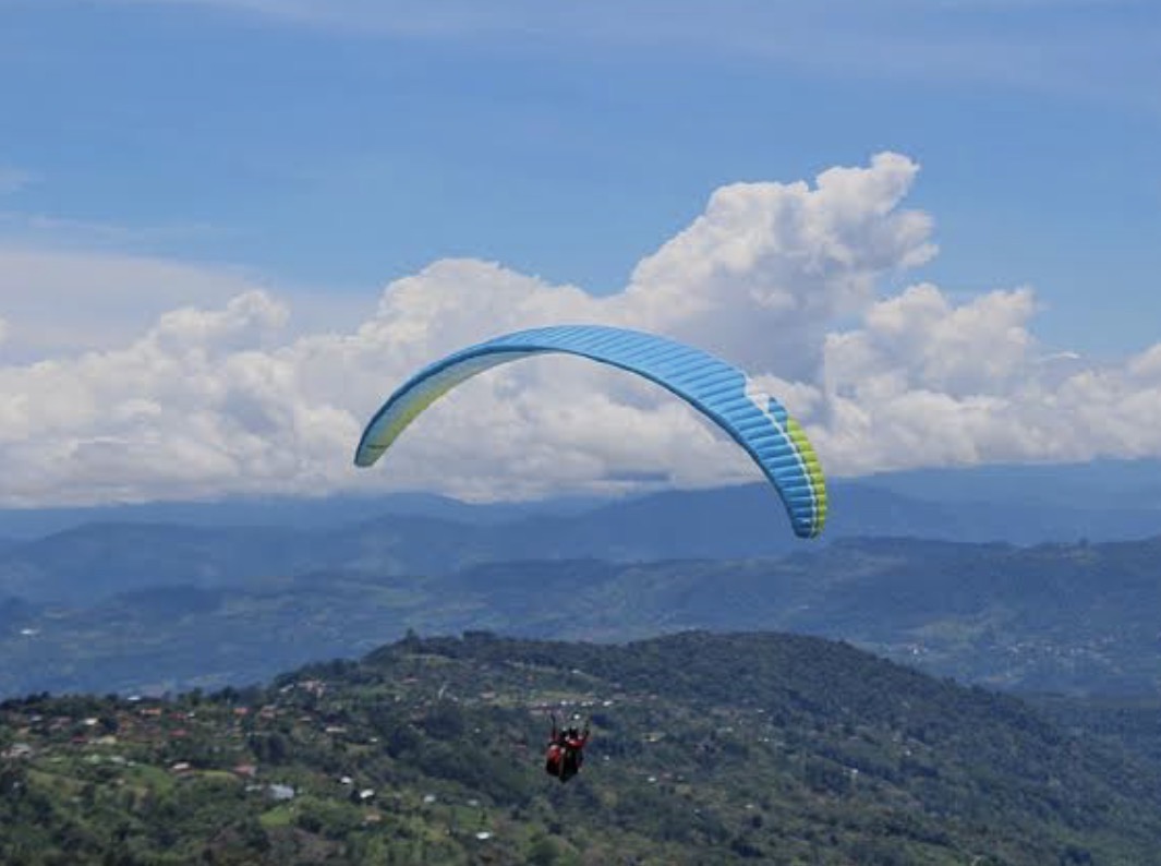 Parapente en la zona del Volcán Turrialba
