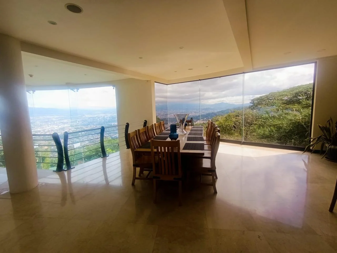 Panoramic dining room