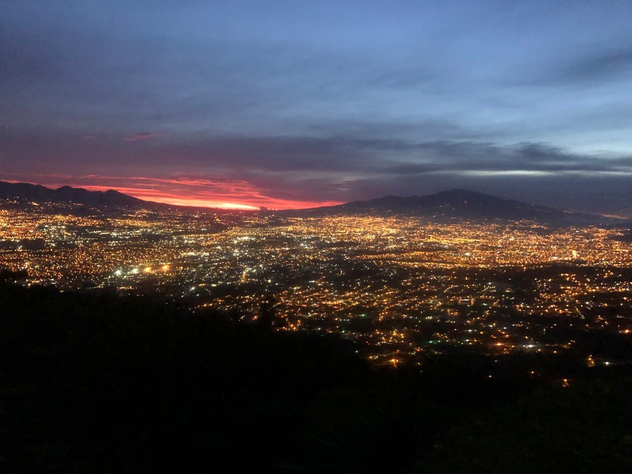 Vista nocturna del Valle Central