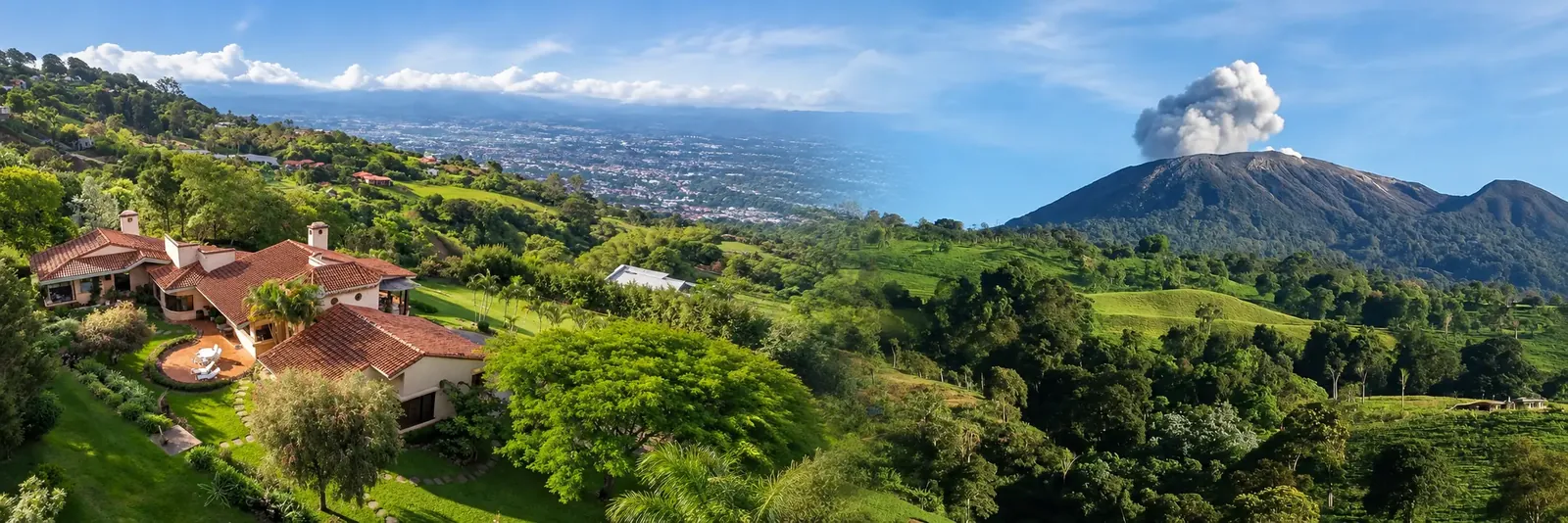 Composición de una residencia en Escazú y el paisaje del Volcán Turrialba