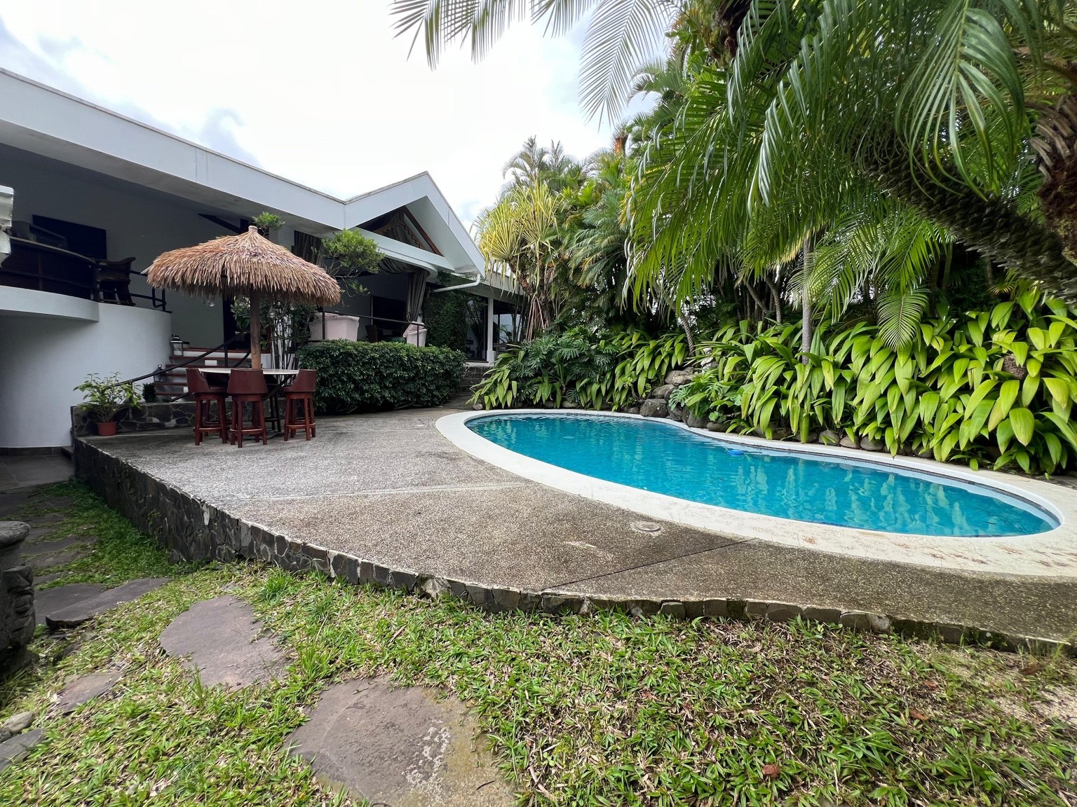 Piscina y jardines