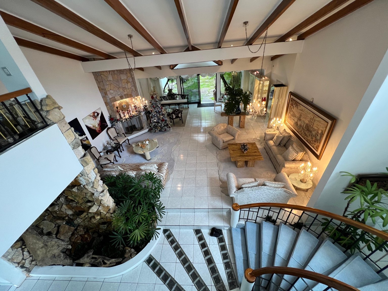 Vista de la sala desde el segundo nivel