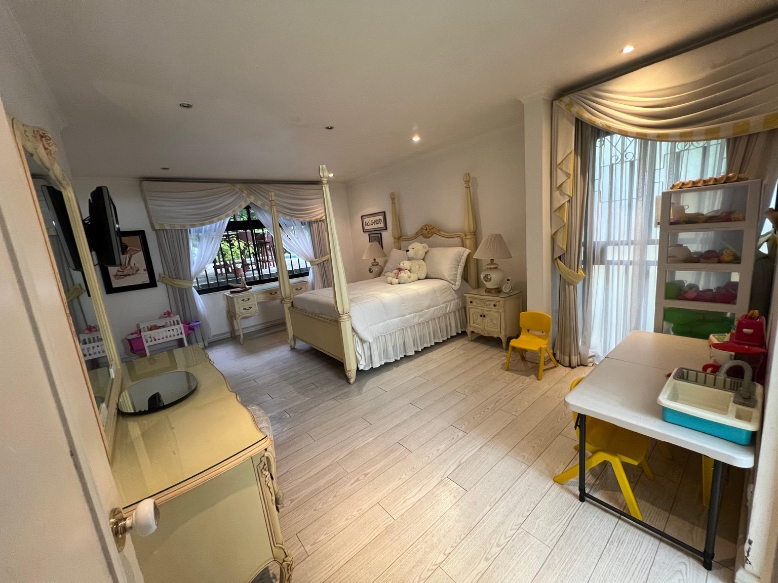Dormitorio y área de descanso