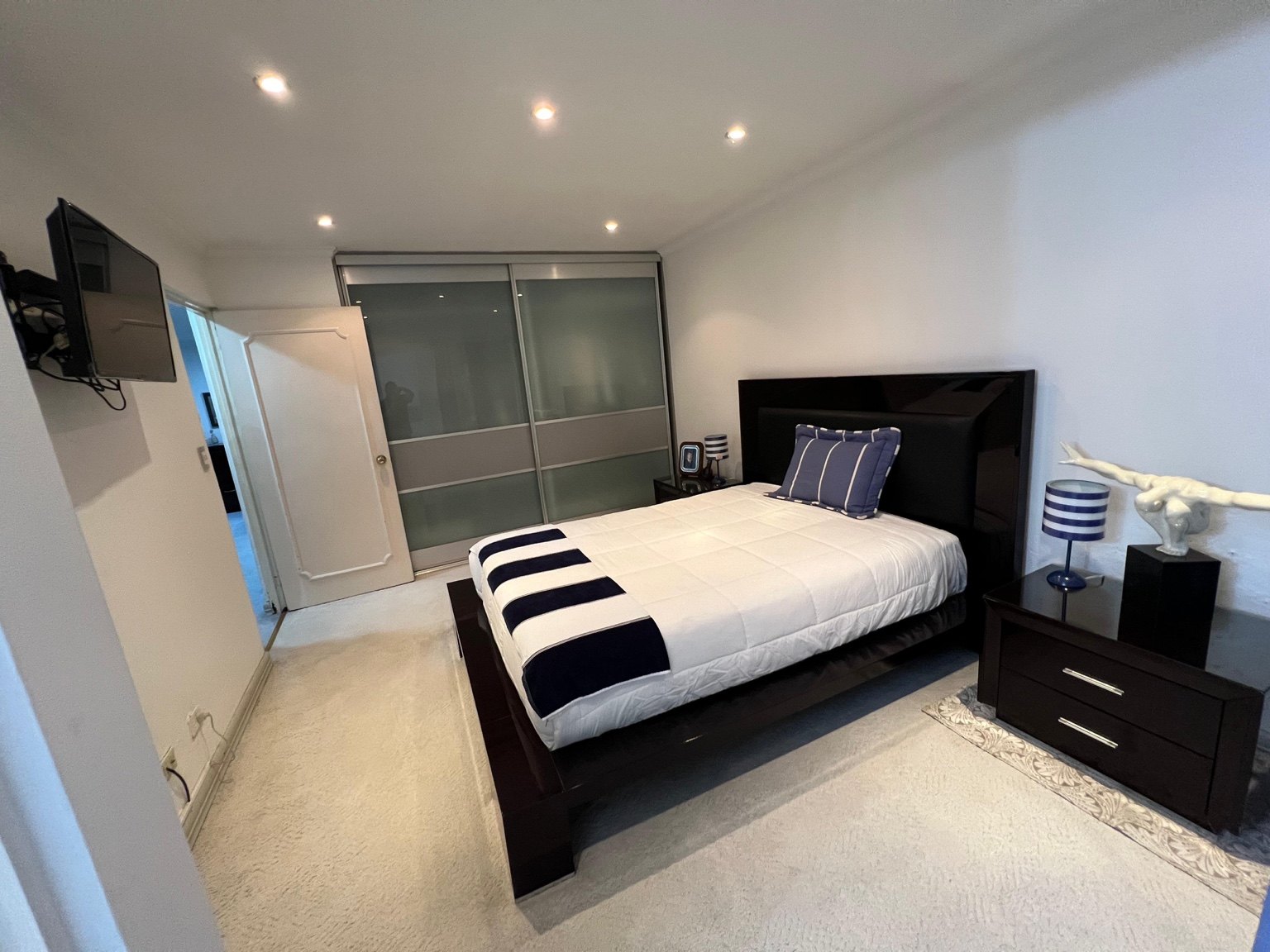 Dormitorio con baño