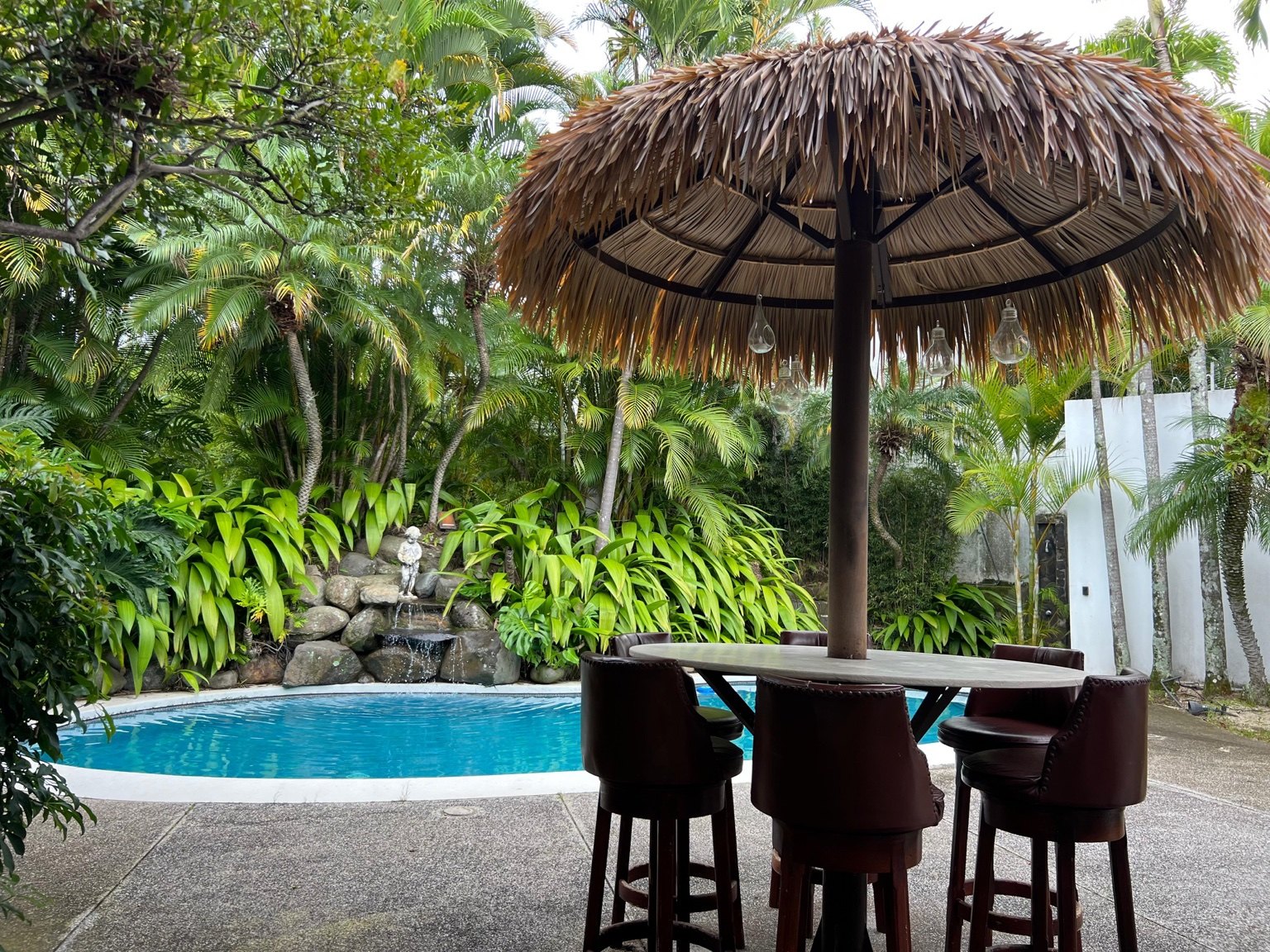 Área de descanso junto a la piscina